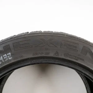 Značkový Zimní Nexen 245/45R17 - 2ks  - vzorek cca 6,4 mm